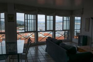 ein Wohnzimmer mit Blick aufs Wasser in der Unterkunft Maravilloso apartamento con vistas al mar in Baiona