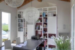 um quarto com uma mesa e uma estante de livros em Ca' Belvedere em Sant'Elena di Silea