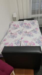 ein Bett mit zwei Kissen auf einem Zimmer in der Unterkunft Apartman "Britanac" in Zagreb
