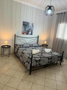 - un lit dans une chambre avec 2 tables de chevet dans l'établissement La casa del mulino, à Catane