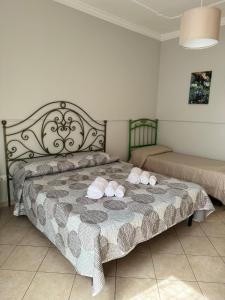 - une chambre avec un lit et des serviettes dans l'établissement La casa del mulino, à Catane
