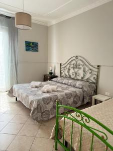 - une chambre avec un lit doté d'un cadre vert dans l'établissement La casa del mulino, à Catane