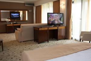 TV tai viihdekeskus majoituspaikassa Hotel President