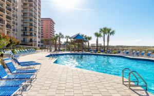 - une piscine dans un complexe avec des chaises et un kiosque dans l'établissement Phoenix East 904, à Orange Beach