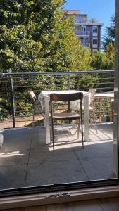 a table and chair sitting on a balcony at Appartamento vicino a Ospedale, Duomo, ENI - MB in San Giuliano Milanese