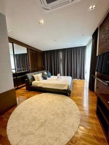 1 dormitorio grande con 1 cama y 1 alfombra grande en Luxury 2Bedroom Retreat Penthouse Kamala, en Phuket