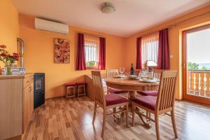eine Küche und ein Esszimmer mit einem Tisch und Stühlen in der Unterkunft Vineyard Cottage Pyramid - Happy Rentals in Dobrnič