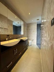 baño con 2 lavabos y aseo en Luxury 2Bedroom Retreat Penthouse Kamala, en Phuket