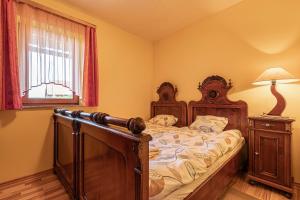 una camera da letto con un letto grande e una finestra di Vineyard Cottage Pyramid - Happy Rentals a Dobrnič Altre 12 foto