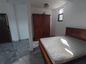 um quarto com uma cama, uma porta e uma janela em 2 Storey House in Athurugiriya em Athurugiriya