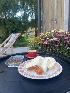 a plate with two pieces of bread on a table at Domki Skandynawskie nad Pilicą, Duży Domek in Krzemień