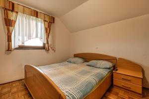 ein kleines Schlafzimmer mit einem Bett und einem Fenster in der Unterkunft Vineyard Cottage Ucman - Happy Rentals in Otočec