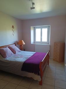 a bedroom with a large bed and a window at Taborda familly 