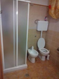 un bagno con wc e box doccia di Costa Rei casa vacanze Gi.&Gi. a Costa Rei