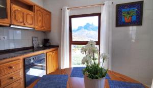 Kuchyň nebo kuchyňský kout v ubytování Casa Maruca with Roque Nublo view