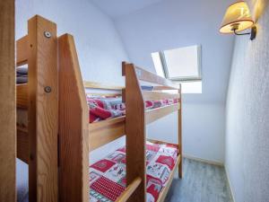 a small room with bunk beds in a house at Appartement Confort 10 Pers. à Peyragudes - 3 Ch, Balcon Sud, Près des Pistes - FR-1-695-1 in Germ