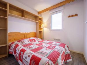 A bed or beds in a room at Appartement Peyragudes, 3 pièces, 8 personnes - FR-1-695-15
