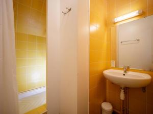 Kúpeľňa v ubytovaní Appartement 10 personnes avec balcon à Peyragudes - 3 chambres, navette gratuite, casier skis - FR-1-695-18 + 9 fotografií