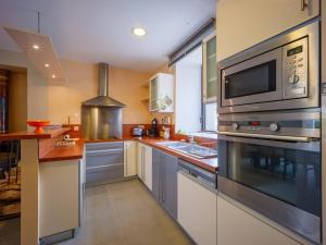 Kuchyňa alebo kuchynka v ubytovaní Maison cosy pour 6 pers à Loudenvielle avec Wifi gratuit, proche lac et Balnéa - FR-1-695-28