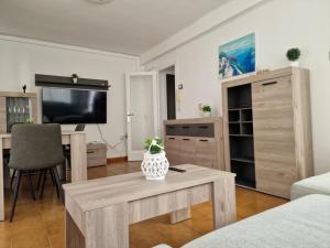 Sabor a esperanza في كولرا: غرفة معيشة مع طاولة وتلفزيون