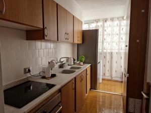 Sabor a esperanza في كولرا: مطبخ مع مغسلتين ونافذة