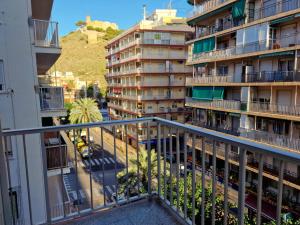 Sabor a esperanza في كولرا: اطلالة من الشرفة على مبنى شقق