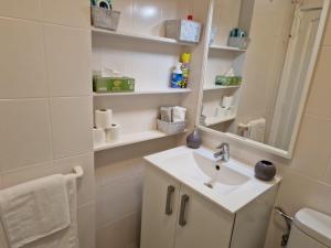 Sabor a esperanza في كولرا: حمام مزود بحوض ومِرآة +27 صورة