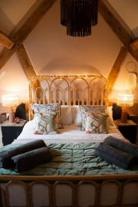 En eller flere senge i et værelse på The Cart House - Beautiful Contemporary Barn - Hot Tub