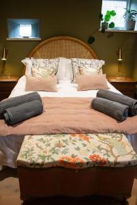 ein Schlafzimmer mit einem großen Bett mit Kissen in der Unterkunft The Cart House - Beautiful Contemporary Barn - Hot Tub in Bridgnorth