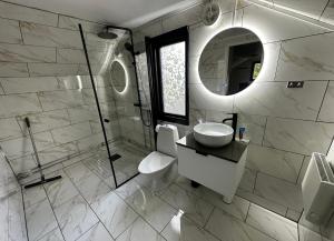 Koupelna v ubytování Luxurious apartment near citycenter + 27 fotografií