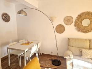 una sala da pranzo con tavolo e lampada da pavimento di Casa Coral a Carvoeiro