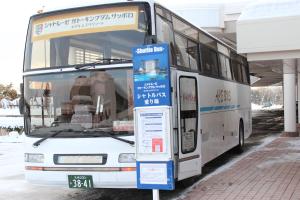 un autobus è parcheggiato ad una fermata di Chateraise Gateaux Kingdom Sapporo Hotel & Spa Resort a Sapporo