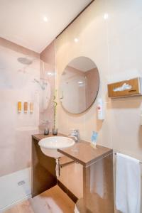 y baño con lavabo y espejo. en Hotel Salamanca Montalvo en Salamanca