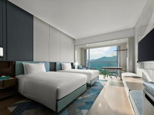 Postel nebo postele na pokoji v ubytování Hilton Zhuhai