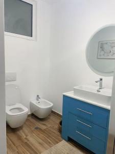 Fotografie z fotogalerie ubytování Large Renovated Beachside Apt, w/ wi-fi & Netflix v destinaci Golem