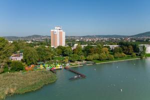 uma vista aérea de um rio com barcos nele em Danubius Hotel Marina em Balatonfüred