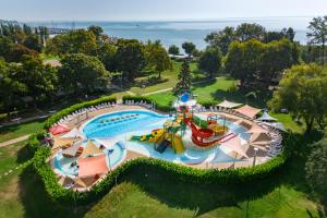 Bazén v ubytování Danubius Hotel Marina nebo v jeho okolí