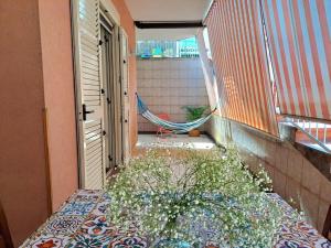 een balkon met een hangmat en een hangmat in een kamer bij Ambra in Stazzo