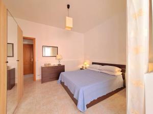 een witte slaapkamer met een bed en een badkamer bij Ambra in Stazzo +18 foto's