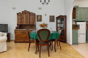 une cuisine avec une table et un tissu de table vert dans l'établissement Apartments Warsaw Boduena by Renters Prestige, à Varsovie