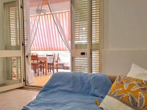 a bedroom with a bed and a dining room at Ambra in Stazzo