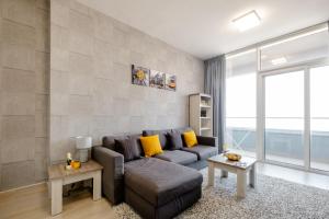 Posezení v ubytování Luxury 2BR for 6 with King Beds, Gym, Sauna in JVC + 27 fotografií