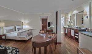 Łóżko lub łóżka w pokoju w obiekcie Lebenberg Schlosshotel-Kitzbühel