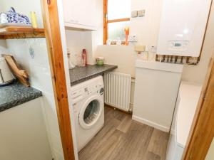 赫克瑟姆的住宿－Pinegarth，小厨房配有洗衣机。