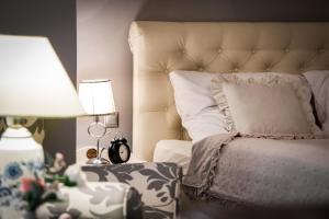 Tempat tidur dalam kamar di Royal Bliss Apartment - Old Town with free Parking