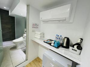 uma casa de banho com um balcão com um WC e um lavatório em 森浩文旅 em Taipei