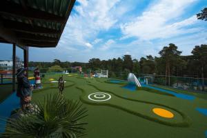 un parcours de golf avec simulation d'un parcours de golf dans l'établissement Sandra Spa Pogorzelica & Aquapark, à Pogorzelica