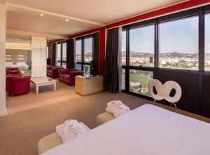 pokój hotelowy z łóżkiem i dużym oknem w obiekcie Best Western Plus Tower Hotel Bologna w Bolonii
