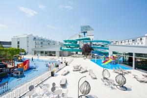 a water park with a slide and a pool at Sandra Spa Pogorzelica & Aquapark in Pogorzelica