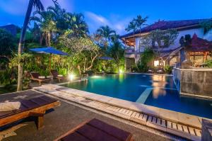 una foto di una piscina in una villa di Sahadewa Resort & Spa ad Ubud